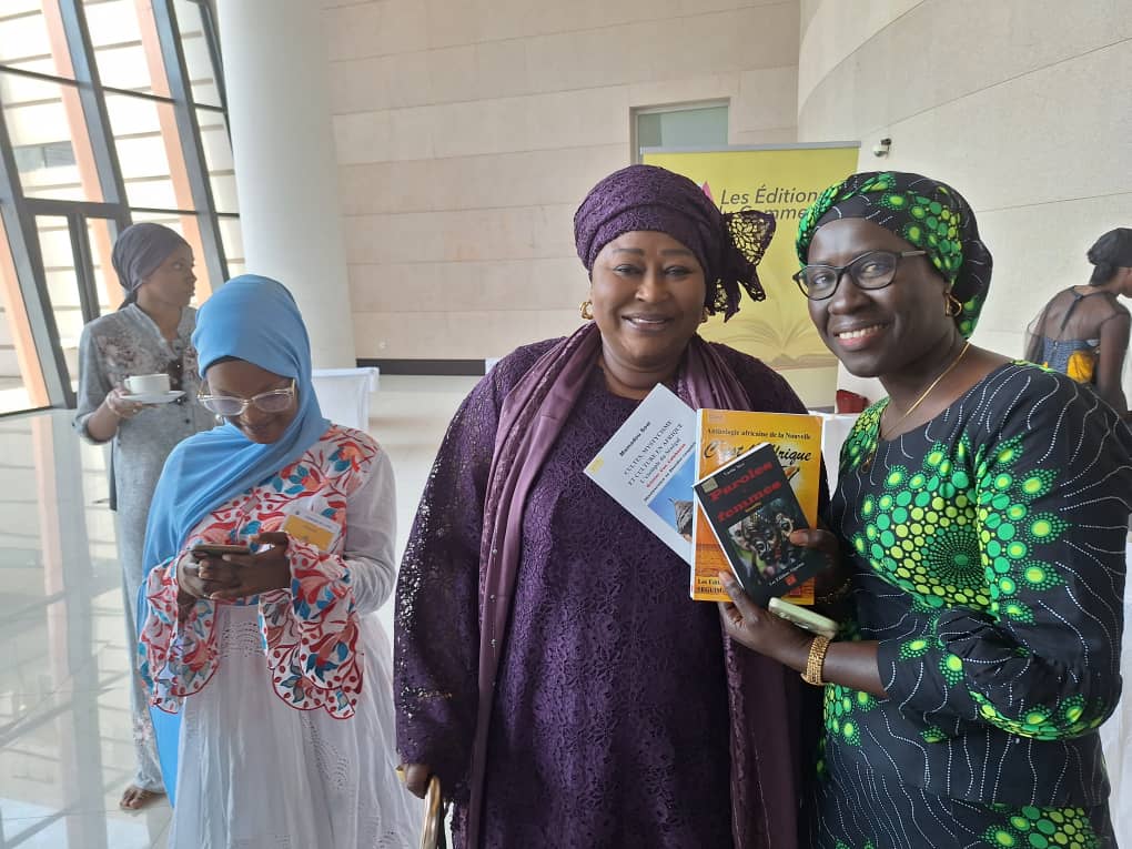 Au Musée des Civilisations noires Exposition organisée par Supdeco Dakar Madame l Ministre de la femme et des solidarités fait des emplettes au stand de SEGUIMA