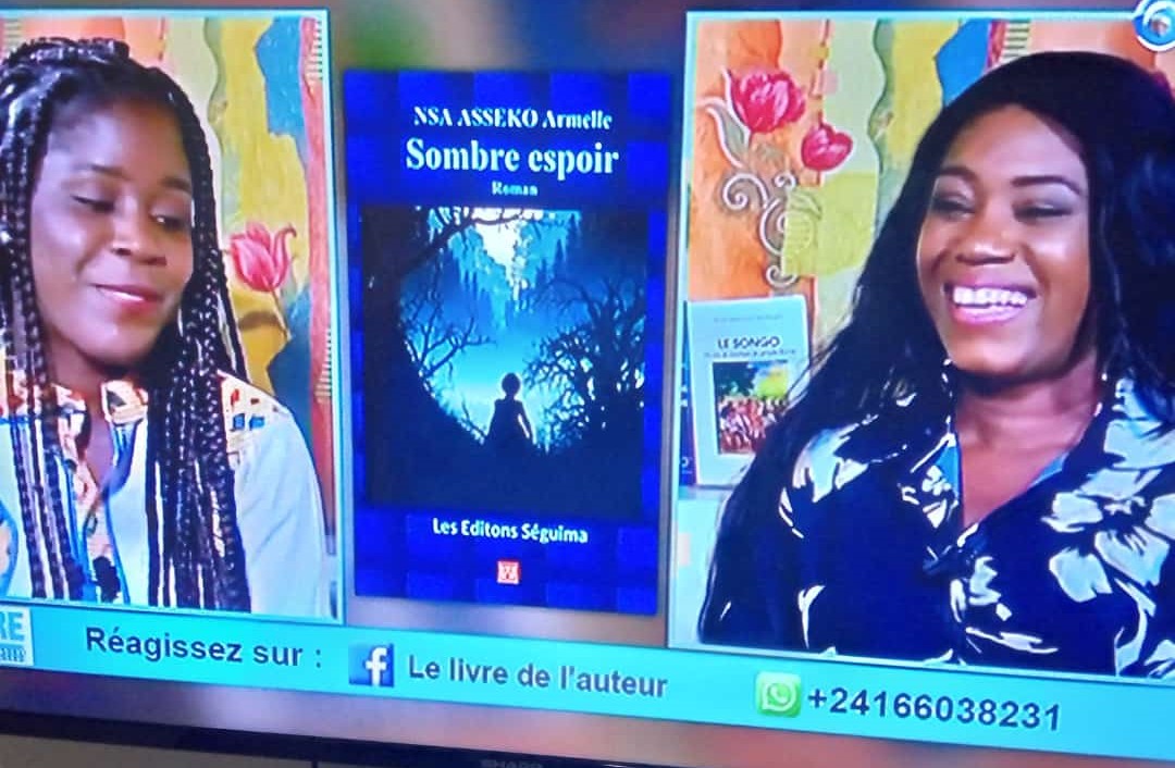 Le roman Sombre espoir de la jeune auteure gabonaise NSA ASSEKO Armelle a de "longues jambes". Le malheur de la littérature africaine est qu’un livre a besoin de l’onction du tuteur français, pour être recommandé. Qui veut percer passe par les centres culturels français qui disposent encore de notre souveraineté éditoriale. Soit. Sombre espoir fait un bout de chemin. Depuis sa belle présence au 2e Salon National du Livre de Dakar en 2021, ce livre est de tous les grands forums du Sénégal. Au Salon International de l’Edition et Livre de Rabat au Maroc, il trônait à côté de Les contes d’ANA (de la même auteure). C’était pareil à Libreville au Gabon, FILIGA 2024. A la bibliothèque SEGUIMA à Dakar, les lycéennes se l’arrachent. Voilà qu’après un passage à la chaine de télé Gabon Culture en 2022, son auteure passe à Gabon 1e, il y a peu, pour quelques échanges sur ce livre qui se positionne dans la thématique de la défense des valeurs africaines. Une belle œuvre dans la lignée des ouvrages qui traitent de la rencontre conflictuelle entre les traditions africaines et les influences occidentales.