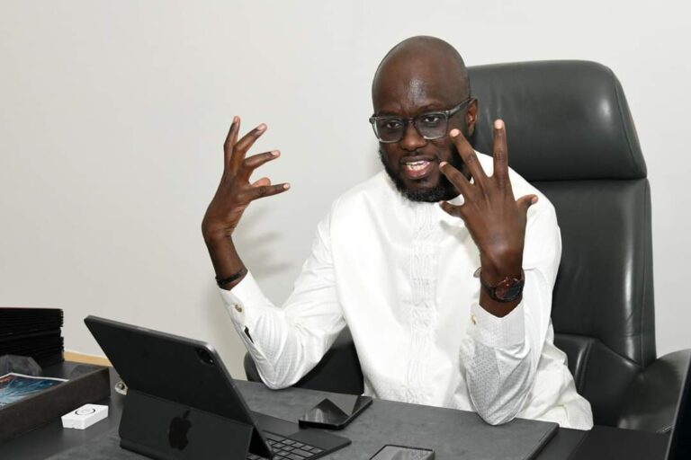 El MALICK NDIAYE, MINISTRE DES INFRASTRUCTURES, DES TRANSPORTS TERRESTRES ET AÉRIENS: « Nous avons claire conscience de l’ampleur de la tâche qui nous attend » Tous les postes ministériels sont d’égale dignité certes, mais il y en a qui, par les enjeux qu’ils charrient, recèlent une dose d’importance de plus. Le Ministère des Infrastructures, des Transports terrestres et aériens est de ce lot. La preuve, le titulaire au poste est l’un des ministres les plus sollicités par les urgences du terrain. Entre les accidents de la route, les mille et un défis du secteur des transports, les difficultés d’Air Sénégal, El Malick Ndiaye a de quoi s’occuper et de s’expliquer aussi sur ce qu’il compte faire pour apporter des solutions structurelles à tous ces problèmes. Justement, c’est à cet exercice qu’il s’essaie dans cette longue interview qui aborde également la nouvelle politique du gouvernement en matière d’infrastructures routières, autoroutières et ferroviaires. Entretien.