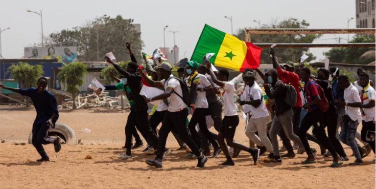 LE SÉNÉGAL DEBOUT. Karefour citoyen. L'INTELLIGENCE EN MOUVEMENT. Au pionnier, visionnaire, le regretté Mawade Wade : pensée et prières... À date, nombre de nos Politiks semblent choisir, cette fois-ci, le bon moment pour ne plus jouer sur les sables mouvants... De bonne guerre ! Disons, la mobilité, à l'heure, à fleur de peau ! Aujourd'hui, le monde politique, en gestation, vers l'ogre Pastef les Patriotes, fait l'objet d'un choix intelligent, pliant, dans un sens patriotique, l'intérêt personnel, au profit exclusif, du général, voire même, du supérieur... Ainsi, cette fenêtre, désormais, entrouverte, pourrait servir d'accès, aux conséquents - dénudés de toute transhumance - à l'effet de concourir au bloc dur, du reférenciel 2050...