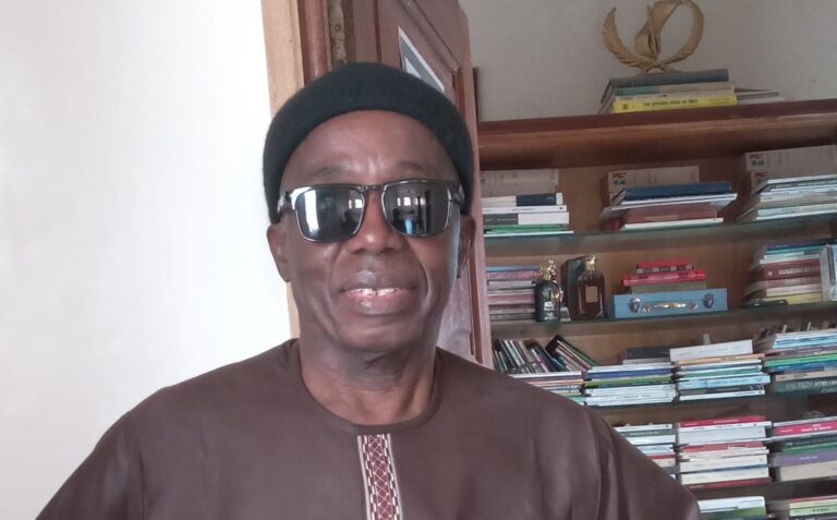 Au centre de l’œuvre de Mamadou Caster Camara, il n’y a pas de personnage principal qui tire plus vite et mieux que tout le monde. Pas non plus de héros herculéen qui déplace les montagnes ou assèche les fleuves. Son genre, c’est Sisyphe qui roule sa pierre jusqu’au sommet, et, la voyant retomber, s’en saisit et recommence sans cri, sans récrimination. À la manière de certains de ses personnages, l’auteur joue calmement et dignement son rôle, dans le cadre de son destin qu’il accepte avec stoïcisme, quels que soient ses soubresauts. Quand l’atmosphère est morose, l’auteur de « Nuit de sang » fait appel à Vigny : « Seul le silence est grand ; tout le reste est faiblesse. » Je pratique l’écrivain presque la semaine durant sur la matière du ‘’livre’’. L’homme, grand humaniste, est fort cultivé : il a lu tout Hugo. Lisant les ouvrages russes dans le texte, il fréquente Tolstoï, M. Gorki, Maïakovski etc. Je l’ai entendu citer Schopenhauer de la même manière qu’il parle de Senghor ou de Damas. Mais il est taiseux. C’est un arbre fruitier lourdement porteur qui a la stature du baobab. Il faut le secouer pour que tombe le produit nourricier de ses connaissances. De tout temps, Camara est dans le ’’livre’’. S’il est critique littéraire et écrivain avec trois recueils de nouvelles à son actif, son activité principale est la correction de manuscrits destinés à la publication.