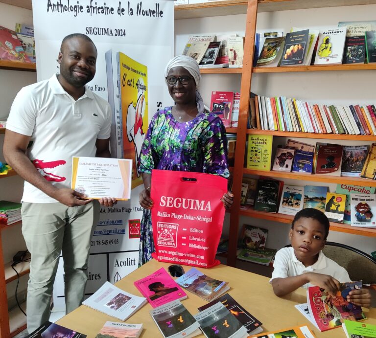 NGAN KENDECK Goualy Cyrille Clever et Siré Ba sont venus à SEGUIMA retirer les lots de deux des auteurs de SEGUIMA