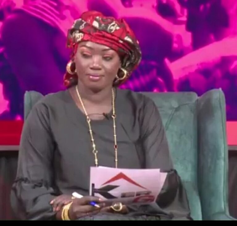 Alors, pourquoi encore et toujours ces stéréotypes de présentateurs et présentatrices de journal en costume-cravate pour les hommes et en tailleur pour les femmes ? Le plus agaçant, c’est l’accent emprunté des présentatrices. « Le Prekheuzidaane Bachikheu Diomaye Faayeu … » C’est écœurant. Les Français rient de nous sous cape. Chez la plupart de ces femmes, tout est français sauf les lèvres. Elles sont nègres, donc lippues. Comme quoi, leur nature propre les trahit. Il n’y a rien de plus beau qu’une tenue africaine simple mais sélect. Il suffit que le staff de la RTS définisse des codes pour éviter certaines parades qui pourraient entrainer quelques débordements. La dame qui présentait en wolof le magazine électoral après le journal dégageait hautement l’image de notre pays de par sa mise simple et variée, bien africaine. On se rappelle Sokhna Dieng aux débuts de la télévision sénégalaise avec ses tenues bien africaines, son admirable brillance nègre et sa sénégalité fièrement affichée. Senghor, quoique trop français aimait beaucoup voyager avec elle, l’exhibant comme la mascotte de tout un pays, le Sénégal.