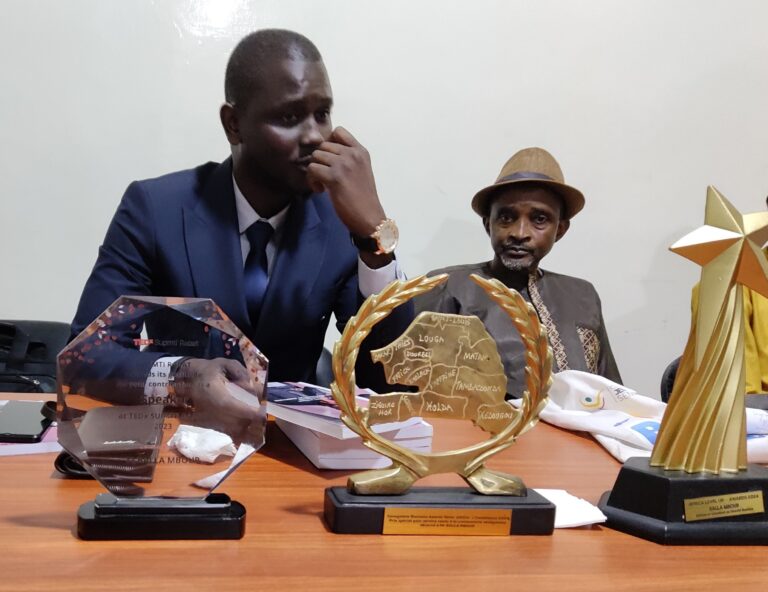 Balla Mboup devait écrire ou périr car les flammes de l’inspiration lui brûlaient les entrailles. Tant mieux. Cela nous vaut ce rendu d’une vie fort inspirante. Le livre, je ne l’ai pas encore lu. Mais il nous est raconté sur place par l’auteur, bien entouré de ses deux complices, le modérateur, Sakura Jean Diagne Syr et l’éditeur Pape Samba Badji. Je n’avais pas encore assisté à une cérémonie de dédicace où l’auteur installe, dans une rare simplicité, une interactivité animée entre le public et lui. On peut dire qu’il a réussi l’exercice de partage avec une grande intelligence, dans un élan de sincère générosité. Quand je l’ai vu relever la tête et déclarer dans une attitude qui dégainait toute sa dignité : « Je suis griot ! » Je me suis dit à l’ivoirienne : « Petit-là est malin déh ! Il va nous blaguer » En effet, le jeune homme nous a tous bluffés. Son parcours ‘’sonnant’’ a d’abord été ‘’trébuchant’’. Son enfance et sa prime jeunesse sont parsemées d’embûches. Mais il a toujours su se remettre de ses blessures et se relever de ses échecs. En fait, il nous a montré la voie de la résilience. Son père décédé très tôt, des blocages psychologiques ont eu à perturber quelque peu sa scolarité. Mais le jeune homme s’est vite endurci la peau du crâne. En vérité, son récit nous sert de leçons de vie. Il nous rappelle Hugo écrivant : « Ah ! Quand je vous parle de moi, je vous parle de vous. »