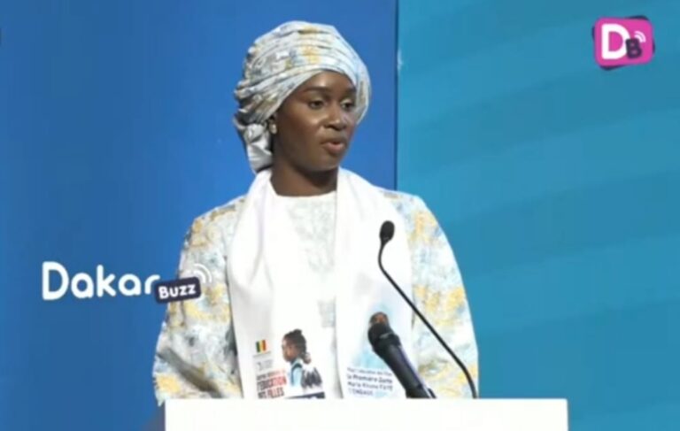 Madame la Première Dame, je vous ai entendu dire : « … l’éducation des filles, ce groupe souvent vulnérable, pour leur autonomisation et leur bien être… » Personnellement, je ne vous en veux pas car je sais comment sont rédigés ces discours. Et je suis persuadé que ce que vous avez lu, vous ne le pensez pas au fond de vous-même, car telle que vous êtes, telle que nous vous aimons, fille, vous ne revendiquiez pas l’égalité avec les garçons, vous ne cherchiez pas à vous autonomiser par rapport à vos parents et vous ne vous focalisiez pas sur votre bien être au détriment de l’obéissance à vos parents. Nous parents de ces filles dont vous parlez, souhaitons que nos filles soient comme vous, une fois adultes, c’est-à-dire authentiquement enracinées dans notre culture et incarnant vos valeurs de femme distinguée par votre retenue, votre sagesse et votre engagement aux côtés de votre mari en acceptant dignement son choix matrimonial polygamique. Vous êtes un parfait modèle pour nos filles. Donc, ne les éloignez pas de leurs parents, ni de leurs frères, les garçons. Ah ! Les pauvres ! Ils sont victimes d’une flagrante discrimination. Aucun programme ne parle d’eux. On les oublie. Ce qui les plonge dans une frustration grandissante qui inhibe leur volonté et leur masculinité sans que vous vous en rendiez compte. Demandez à ceux qui tiennent les classes. Les garçons sont devenus comme des poulets mouillés. Depuis qu’on a intégré les programmes d’équité et de genre dans les écoles, vers les années 80, les relations naturelles entre garçons et filles sont faussées. Les garçons souhaitent secrètement être des filles pour avoir les mêmes prérogatives que leurs sœurs. D’où part nécessairement une tendance latente à l’homosexualité. C’est normal. L’enfant a besoin d’attention, d’affection. Il veut se sentir considéré. Mais on tourne le dos au garçon. C’est tout pour la fille, rien pour le garçon devenu tout penaud. L’accès et le maintien des filles n’est plus qu’un prétexte, du reste fallacieux. C’est une réalité flagrante que les filles très souvent dépassent en nombre les garçons. Et puis, on fait des écoles spécifiquement pour elles. On leur accorde un encadrement particularisé. Les meilleurs postes leur sont réservés dans l’administration (publique ou privée) On les gonfle d’orgueil au point qu’elles ont tendance à se croire supérieures aux garçons. Ceux-ci galèrent, ratent leurs examens et tombent dans le chômage ou conduisent des motos taxi avant de prendre les pirogues pour aller se noyer en mer. Trente à quarante ans après l’introduction de ces politiques éducatives désastreuses, ‘’les filles de l’Occident’’ sont devenues des femmes ingérables. Elles bannissent le mariage, cette institution qualifiée de ringarde. Si elles s’y mettent, c’est avoir un enfant et demander le divorce. La loi est pour elle. Le juge tranche selon ses intérêts. Après, elle s’en va papillonner. Elle s’éloigne de son allié naturel, l’homme, pour se tourner vers une personne du même sexe qu’elle… Et le projet de l’Occident a réussi.