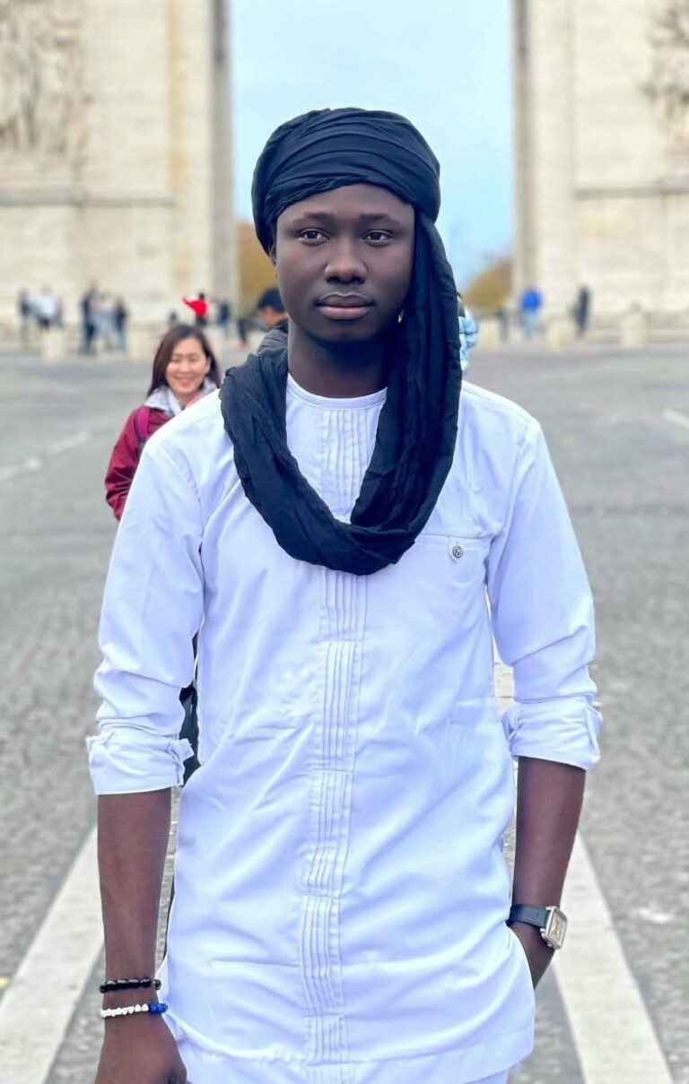 MBAINAISSEM RIMBAR Josué est un jeune auteur qui s’investit passionnément dans les causes liées à l’engagement des gens de sa génération, notamment le développement communautaire et la protection du climat. Son baccalauréat Série D en poche, il s’éloigne du Tchad pour séjourner au Nigeria avant de revenir dans son pays où il s’inscrit en économie et développement durable au CEFOD Business School. Il poursuit actuellement des études en analyse, conduite et stratégie d’entreprise agricole en France. Son passion pour les causes communes date de sa prime jeunesse. En effet, il a été le Président du Parlement des enfants du Tchad et fait partie des membres dirigeant de Jeunes Voix du Sahel, chargé de programme et de planification. Il est le fondateur de la communauté U-Report Kamnda pour le développement local. Recommandé par l’UNICEF Tchad, il a été formé en tant que jeune leader africain dans la lutte contre le changement climatique, se concentrant sur la négociation politique et le plaidoyer. Son parcours fait de lui un acteur clé du développement durable.