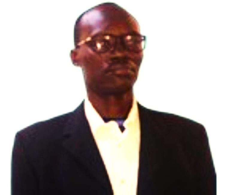 Tout est parti d’une parenté à plaisanterie née d’un pacte d’amitié et de solidarité, entre populations séréér et joolaa. Ce fondement inoxydable d’unité, que nous ont laissé nos aïeux a été fort judicieusement mis au goût du jour par Ousmane Sonko, l’aîné, le mentor et Bassirou Diomaye Faye, le cadet, l’ami fidèle. Le premier a fait élire le second, Président de la République tout en devenant son Premier Ministre, agissant donc sur ses ordres. Ces deux hommes ont émerveillé le monde entier par leur forte conviction idéologique portée par un indéfectible esprit du don de soi pour la patrie. Que n’a-t-on pas vu en politique ? Surtout de grandes amitiés au pouvoir. La plupart ont mal fini : Senghor-Mamadou Dia, Thomas Sankara-Blaise Compaoré, Patrice Emeri Lumumba-Joseph Désiré Mobutu … Comme quoi, dans le landernau des politiciens, prions toujours Dieu, comme Voltaire, qu’Il nous garde de nos amis et que l’on se charge des ennemis déclarés. Dans notre monde, les ennemis se cachent dans les rangs des amis.