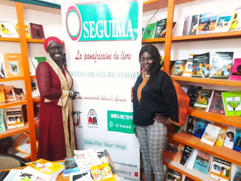 Grasset Anna Ly Ngaye est passée à SEGUIMA. Une agréable journée … Une belle âme que cette dame ! Anna sait faire la sage, comme sur cette belle pose-photo. Mais nak, dans les instants (leumbeul) ‘’lëmbël’’ moom, Anna, c’est Nana … Pour ceux qui ne connaissent pas la danse du ‘’lëmbël’’, c’est dans la position du ‘’Mapuka’’. Mais ici, c’est mieux élaboré, plus ensorcelant. Détournez le regard ou tenez-vous le cœur car il peut vous échapper. Il y a un danger pour les cœurs vulnérables à regarder un ‘’lëmbël’’ sans ménagement. Ecart de jambes de façon suggestive, une forme ronde qui se met en évidence, s’aplatit lentement, s’affaisse doucement, se cabre impoliment, tantôt à gauche, tantôt à droite pour se plier dans un rythme saccadé sur des coups de rein en ressac pendant que les yeux tournent pour narguer le diable qui git dans le corps de la danseuse … Ailleurs, on verrait une ceinture de perles scintillantes qui déborderait d'un pagne, soi-disant, malencontreusement, sur une peau souvent noire … Mais Anna était en pantalon. Quand même, son ‘’lëmbël’’ reste inoubliable.