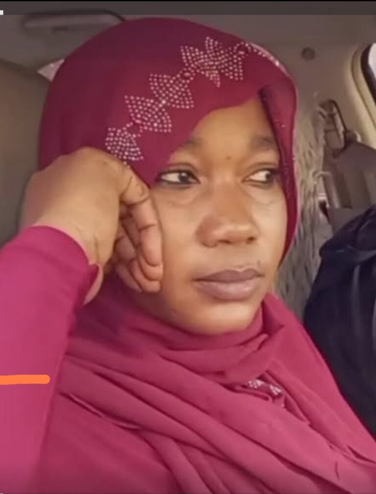 Madame Ndèye Khady Ndiaye, la noble parmi les nobles. Vous avez notre indéfectible soutien. Nous mesurons l'impact de votre position durant les jours sombres de la nation. Votre dignité et votre amour de la vérité a sauvé le Sénégal de la catastrophe. Il vous aurait suffi d'accuser Ousmane Sonko pour ramasser une quarantaine de millions avec d'innombrables privilèges. Vous avez préféré dire la vérité et en souffrir le martyre jusque dans votre lit d'accouchement. Courageuse, combative et résiliente vous avez fait face au juge, sans avocat, tenant difficilement sur vos jambes, parce qu'affaiblie par les différentes mortifications que vous a imposées votre foi. On vous a même refusé une chaise au moment où vos jambes étaient molles de fatigue et de fébrilité. Malgré tout, comme un preux innocent cloué au poteau de la potence, sans la crainte d'une exécution imminente, vous avez clamé haut votre témoignage si véridique qu'il a libéré le peuple. Si tout se passait comme il se devrait, en ce moment vous auriez bénéficié d'un constant suivi psychologique, tant votre psychisme a été éprouvé. En attendant, tenez bon. Ne cédez surtout pas. Que rien n'affecte votre courage, votre détermination et votre engagement pour la vérité. Ne vous découragez jamais. Ousmane Sonko l'avait dit : "Le chemin sera long et difficile" Mbegaan Koddu.