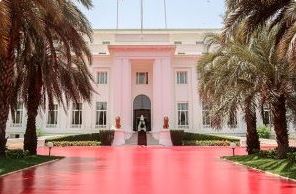 Si j’étais Président de la République dans les conditions que nous savons, j’organiserais des élections anticipées à mi-mandat, en étant candidat. Réélu, je serais crédité d’une légitimité personnelle issue des urnes. Je ne serais pas alors un Président par procuration mis là par un mandant, leader chouchou du peuple qui tient les leviers du parti le plus puissant d’Afrique dont les militants, prêts à faire pollicitation pour tous les besoins de leur appareil, payent des tickets pour assister à leur propre meeting et offrent leur poitrine face à tout arsenal répressif. De ce fait, si je suis élu pour mon propre mérite, je tracerai mon propre chemin et me fierai des desiderata du parti de mon mentor. Mais alors, si je ne suis pas réélu, je retournerai à mon parti et travaillerai à la hauteur de mes ambitions. En attendant, je peux bien comprendre qu’à voir la chèvre s’allier au chou, le fermier veuille bien protéger son légume nettement en danger. A bon entendeur, trahir c’est blesser sa conscience.