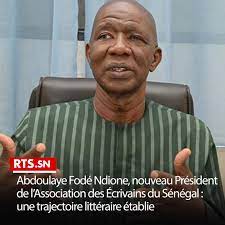Abdoulaye Fodé Ndionne, le rassembleur Salaam à tous. @followers Le Président Alioune Badara Bèye a présidé aux destinés glorieuses de l’AES pendant de longues années. Le cheval AES, parfois pourpre, parfois alezan, souvent vêtu de sa robe panafricaine a connu ses périodes de galop, crinière au vent, de trot hésitant mais aussi de marche au pas, malgré le dynamisme de Ndongo Mbaye, de Seydou Sow, de Djibril Diallo Falémé, la patience et la résilience de feu Mamadou Caster Camara, la sagesse ô que discrète de Mariama Ndoye, le tengade de Fatou Yelli Faye en même temps que le célèbre talent oratoire de Pape Faye. Il s’en est allé pour un repos éternel, laissant sur son bureau des projets assurément très bénéfiques pour la littérature et les acteurs du Livre. Ces projets ne moisiront pas. Comme des fleurs en maturation, ils se déploieront et s’épanouiront comme l’annonce déjà ce vent annonciateur qui souffle depuis le 7 Novembre 2025 et qui bruira autant dans nos oreilles que dans nos cœurs en présence de notre esprit estampillé littéraire. Hamdulilah ! Aboulaye Fodé Ndionne, homme du sérail hérite de la flamme et la mènera, selon notre souhait, tout aussi vive que flamboyante, d’un bout à l’autre de l’espace littéraire mondial. Abdoulaye Fodé Ndionne, poète, nouvelliste devenu romancier à l’occasion d’un ‘’Cœur en location’’ connait bien l’affaire pour avoir organisé quatre éditions du FILID (Festival International de Dakar), pour avoir été le commissaire du Festival National du Livre de Fatick et qui aura la même charge pour le FILDAK en perspective. Rassembleur, homme des compromis dynamiques et des ententes confraternelles, il se sent étouffé dans le cloisonnement des idées et des structures. Tant mieux, l’AES qu’il dirige maintenant ne s’en portera que mieux, car c’est par là qu’elle péchait.