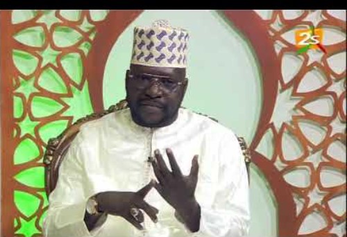 Sur ma page Les chroniques de Mbegaan Koddu, très peu visible sans que je ne sache pourquoi, je me permets de faire des commentaires sur les publications que j'y rencontre. C'était le cas avec un post informant de la convocation de l'imaam chroniqueur, Muhammad Lamine Dramé. J'ai alors écrit un seul mot : SOUTIEN. Et cela m'a valu d'être traité de gougnafier. Bon. J'ai pris un peu de mon temps pour lui faire une petite réplique sans violence. Je vous en fait part. "Ibrahima Sow Je ne sais pas ce que vous appelez gougnafier, le terme étant peu valorisant pour être attribué à quelqu'un que vous ne connaissez pas, mais cet Imaam mérite mon total soutien pour les raisons suivantes : - Je le suis depuis qu'il accompagnait Imaam Dame Ndiaye à 2stv. Il utilisait alors la maïeutique, méthode chère à Socrate, dit-on. En effet, feignant de tout ignorer, il t'irait le vers du nez de ce grand érudit qu'est Imaam Dame Ndiaye, complice actif de cette démarche pédagogique si participative. - Plus tard, il a fait cavalier seul en animant des émissions religieuses très portées sur l'actualité avec un sens aigu de l'exégèse et même de l'analyse politique. - Ensuite, je l'ai vu, aux premières heures de l'affaire Imaam Alioune Ndao organiser des plateaux pour la défense de cette victime du système islamophobe et, en même temps fréquenter d'autres médias pour défendre l'honneur du célèbre otage du régime d'alors. - Enfin, dans la période 2021-2024, je l'ai vu se ranger avec une grande détermination du côté des patriotes dans la bataille pour la souveraineté nationale. - Enfin, voilà quelqu'un qui, ayant une profonde connaissance de l'islam et des traditions islamiques, a eu l'idée de comparer Ousmane SONKO à un "mujadid", tel un héros historique venu rénover son monde avec la bénédiction d' Allah. En définitive, je crois que pareil homme, d'une utilité sociale mérite mon soutien en attendant de savoir ce qu'on lui reproche tout en souhaitant qu'il s'en sorte vite, sain et sauf. Si c'est cela être un gougnafier, terme à la mode, galvaudé à l'occasion, alors je suis un indécrottable gougnafier et vous peut-être un ignominieux kuluna. Salaam. Mbegaan Koddu