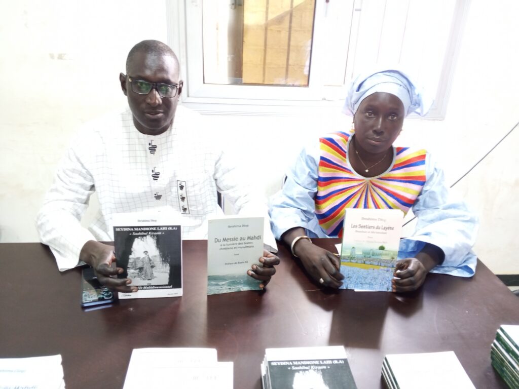 
Le cœur de l’Africain a ses raisons que la raison occidentale ignore. Blaise Pascal serait là, qu’il souscrirait à cette thèse. En effet, lui n’avait pas tué Dieu au profit de la Liberté. Lui n’aurait pas instauré une laïcité qui éloigne Dieu de nos institutions et des écoles de nos enfants. Une raison qui ne donne aucune de ses chances à la foi conduit à la ruine de l’âme, cette quintessence de l’être humain. 
En Afrique plus qu’ailleurs, l’on a toujours cru en une divinité Maître absolu du monde, même si, par ci par là,  des intercesseurs ont été pris pour des dieux par des étrangers à notre culture spirituelle. On peut penser que si les principales religions révélées n’ont pas eu beaucoup de peine à s’implanter en Afrique, c’est justement parce qu’en chaque Africain git, au moins en puissance, une religiosité non feinte ni dissimilée. Nous sommes loin de la pensée dominatrice qui, issue de la pompeuse intelligence occidentale, pousse, par orgueil, à nier l’existence d’un Dieu qui transcende l’entendement humain. Certains ont honte de croire en Dieu, ils se font dieux, ces mortels.
Le Sénégal est un pays de croyants à 95 %. Mais, ici, l’on ne va pas chez Dieu directement sans être accompagné par un guide spirituel, phare qui éclaire notre cheminement intérieur. Chaque guide a fondé une confrérie s’il n’en prolonge une autre.
