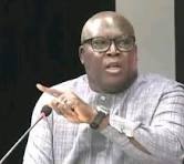 SONKO ECARTE DE L’EXECUTIF, MBOUGAR SARR SORT DE SON HIBERNATION. ................................................................................................................................ Les chroniques de Mbegaan Koddu @followers @à la une ................................................................................................................................ Si quelqu'un est élevé en Occident au rang d'ami suprême ou de penseur étoilé, de l'Afrique, on n'a le droit de dire de cet "élu" que du bien, au risque d’être traité par nos frères et nos sœurs d’Afrique de taré, de méchant ou de jaloux. En effet, quand un renégat, voit son œuvre poinçonnée par la France, "or du ngalam", que cela nous agace ou nous estomaque, on n'a que le devoir d'apprécier positivement avec des éloges, si l’on ne veut pas être mis en marge du sérail des ‘’intelligents’’. Les traîtres à l'Afrique qui sont adoubés par la France (et pour cause) ont ainsi l'onction divine qui les rend intouchables et inattaquables, sous la protection des ‘’intellectuels laquais’’, qui, justement formés à l'école Occidentale pour ça, ne veulent pas faire un pas de côté, vis-à-vis de la pensée occidentale. Que le sachent ceux qui l'ignoraient, le 21e siècle consacre le réveil et l'émancipation de l'Afrique. Nous savons maintenant ce qui est bon pour nous et ce qui ne l'est pas. C'est à la hauteur de cette conviction que nous rappelons cette forte vérité émise par Sékou pour qui, quand la France apprécie un intellectuel africain, c'est dans le sens des intérêts de la France. C’est fini, l’ère de la France éternelle qui exporte ses idées par le canon ou la plume. Non ! Nous ne sommes pas complexés par rapport au mode de pensée occidental et suivant Cheikh Hamidou Kane, nous savons ce qu'il faut que l’on prenne au reste du monde et ce qu'il faut qu'on lui laisse. Je suis tombé il y a quelques instants, à travers la page Facebook de Pape Sané l’officiel, sur un texte republié de Mbougar Sarr qui, visiblement, utilise toute son intelligence pour perforer la cuirasse de protection du Sénégal contre les velléités dominatrices et les tentatives de corruption de nos mœurs par ceux qui, actuellement, le couvent le chouchoutent. De 2021 à nos jours, qui a vu ou entendu ce Mbougar Sarr se prononcer sur la situation au Sénégal où des jeunes sont morts, d’autres, par milliers emprisonnés, d’autres atrophiés par tel ou tel membre en plus de ceux qui ont perdu des biens ou une position socioéconomique avantageuse. Il est resté coi, n’est-ce pas ? Ajoutez à cela une autre situation qu’il n’ignorait sans doute pas, qui au finish, avait pour objectif de rendre tous nos enfants homosexuels par un système de transmission méthodique du SIDA. Qu’a-t-il dit à propos de ‘’ces couloeuvres qui ont fait hoqueter’’ notre nation ?