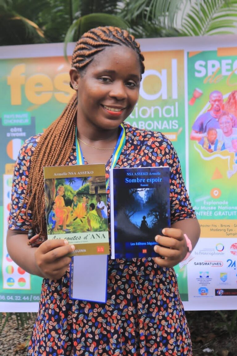 Il y a deux ans elle prenait cette photo au Festival International du Livre gabonais et des Arts. Les deux livres qu’elle présente si fièrement sont ses principales œuvres littéraires. Elle est aussi l’auteure d’une Nouvelle (Afane) publiée dans l’anthologie africaine de la Nouvelle publiée par SEGUIMA en 2024. Les Contes d’ANA publié en 2024, est ici réédité. A l’occasion, l’ouvrage a été relu et corrigé. Quant à Sombre espoir 2, ceux qui ont lu Sombre espoir, publié en 2021 attendaient forcément la suite. En effet, le roman se terminait par une ouverture qui laissait entrevoir une suite … Il se terminait ainsi : ‘’Le médecin reprit la parole : « Soyez tous forts pour la petite qui vient de naître. Elle aura besoin de votre amour. Parlez-lui de sa mère. Dites-lui quel genre de femme était sa mère. Faites-lui comprendre que sa grossesse a été désirée, et qu'elle ne se sente jamais coupable de son décès… » ‘’ Ainsi, sitôt qu’un soleil s’est éteint, qu’un autre, tout petit s’est mis à paraitre, plein d’espoir. C’est l’histoire de ce petit soleil qui est racontée dans Sombre espoir 2 avec une magnifique préface de Pauline Ongono qui nous dit, en substance : « Sombre espoir 2 nous entraîne dans une Afrique vibrante, spirituelle et profondément enracinée dans ses réalités culturelles… L’auteure se distingue également par sa capacité à mêler poésie, spiritualité et émotion. Chaque chapitre semble porté par une musicalité particulière où les mots deviennent presque des incantations. Les descriptions des rêves, des visions, des cérémonies et des manifestations spirituelles créent une atmosphère singulière qui transporte le lecteur dans un espace où les frontières entre le réel et l’invisible deviennent poreuses … » L’auteure NSA ASSEKO Armelle (La plume d’ANA sur FB) est une jeune dame gabonaise qui connait bien le Sénégal où elle a effectué ses études universitaires. Elle y a obtenu une Licence en Banque-Assurance à l’Université Cheikh Anta Diop (UCAD) et un Master en Qualité-Sécurité-Environnement à l’IAM (Institut Africain de Management) à Dakar. Elle a aussi bénéficié, entre autres, d’une formation à Doubaï dans le secteur du pétrole. Aujourd’hui elle occupe dans son pays, le poste de Chef de division Suivi-Evaluation à l’Inspection Générale des Services de Santé du Gabon. Son œuvre littéraire est profondément marquée par son attachement à sa culture et aux valeurs africaines. Ses textes respirent l’air de sa société traditionnelle confrontée aux agressions de la culture occidentale. Celle que j’appelle ma nièce du Gabon est une résistante. Très cultivée et maitrisant parfaitement le français, elle tient pourtant à laisser transparaitre, de façon flagrante, sa pensée nègre dans une langue étrangère qu’elle bouscule avec des expressions en Fang (sa langue maternelle) surtout à l’occasion d’une onomastique bien choisie. En effet, on rencontre dans ses textes une anthroponymie et une toponymie revendicatrices d’une civilisation que l’on veuille défendre coûte que coûte. Chaque mot Fang est une partie d’un puzzle constitutif d’un ensemble culturel bien africain qui plante ses racines dans l’imaginaire de notre conteuse et romancière. Sur un autre plan, Armelle est très causante. Sa politesse que l’on remarque dès l’abord ne gêne en rien sa passion pour la causerie qui tire en longueur. A l’occasion, sa faconde très ensoleillée révèle un naturel franc, optimiste et très vivant. Armelle Nsa Asseko répand autour d’elle une bonne humeur contagieuse qu’elle transmet dans un accent gabonais qu’elle semble revendiquer. Bon vent à ces deux publications. A l’auteure, je souhaite un succès constant dans sa carrière littéraire. L’éditeur