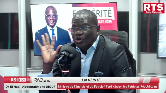Personnellement, à chaque fois que j’entends cet homme politique parler, c’est ‘’à peu que le cœur ne me fende’’. Pour parler à la fois Villon. Le voilà encore dans ses exploits spectaculaires sans aucune sapidité. « On a décidé de sortir d’un souverainisme qui à la base est une excellente idéologie que nous partageons, mais qui est une idéologie populiste… au point que nos partenaires n’avaient plus confiance en nous. » Monsieur le ministre, votre déclaration est d’une ambiguïté déconcertante. Il en est d’ailleurs ainsi pour tous vos propos, ces temps-ci. Vous faites avec les convictions, ce que les enfants font avec les jouets. Vous vous amusez avec, de façon enthousiaste, puis vous les jetez à la poussière. Comment pouvez-vous adhérer à l’idéologie du souverainisme et la traiter de populiste avec toute la charge péjorative que vos maîtres occidentaux collent à ce concept ? Peut-on croire à Dieu et à Mammon à la fois ? Ensuite, votre déclaration, ne s’oppose-t-elle pas à l’esprit de notre constitution qui, dans son préambule proclame l'inaltérabilité de la souveraineté nationale et précise dans son article 3 : « La souveraineté nationale appartient au peuple sénégalais qui l'exerce par ses représentants ou par la voie du référendum. ... » Alors notre constitution, est-elle populiste ? Normalement, ça devrait vous coûter d'avoir fait cette déclaration si anti peuple pour que dorénavant, entre notre organe de phonation et le micro que l'on nous tend, chacun d'entre nous s'impose une exigence de réflexion et de responsabilité. En ce qui vous concerne, beaucoup de gens, comme moi, paieraient cher pour que vous gardiez un peu le silence pour un moment. Monsieur le ministre, quand vous dites ‘’On’’, c'est qui on ? Le peuple sénégalais ? L'assemblée nationale qui représente le peuple ? Le Président de la République élu par ce même peuple ? Ou pour être prosaïque, ‘’on’’ c’est le Docteur Abdourahmane Diouf ? Si ‘’on’’ c’est vous, permettez-moi de vous poser les questions suivantes : « Vous parlez pour qui ? A qui ? Qui vous en donne l’autorisation ? » Je signale qu’à ce jour, le peuple sénégalais ne vous a donné aucun mandat. Vous n'avez jamais été élu au Sénégal ni au niveau présidentiel, ni au niveau parlementaire ni même au niveau municipal. Si ça se trouve d'ailleurs vous n'avez nulle part été un Président d'une ASC ou le délégué d’un quartier. Cela dit, si par des tours de passe-passe et des entourloupes abracadabrantesques, le tout appuyé à une logorrhée racoleuse vous parvenez à vous hisser au niveau où vous êtes dans le gouvernement, cela ne vous donne pas le droit d'insulter notre conscience citoyenne, de fouler au pied nos convictions idéologiques, de remettre en cause nos nobles aspirations à la souveraineté. Vous êtes libre d'avoir des ambitions à l'ampleur de l'océan Atlantique, vous pouvez naviguer à travers les ondées prometteuses des partis politiques et des coalitions en position de force, faire des clins d'œil à la France, mais de grâce laissez-nous à Dakar, nous ne voulons pas aller à Vichy pour encore nous faire vassaliser. On se rappelle que, quand l’Allemagne a occupé la France en Mai 1940, environ trois mois après, le maréchal Pétain s’est retiré à Vichy où il a formé un gouvernement à la merci de l’occupant nazi. A vous entendre parler, c’est à croire que vous œuvrez pour une vichysation du Sénégal dont le gouvernement serait aux ordres du capital international. Mais sachez que s'il y avait Pétain, eh bien, il y avait aussi De Gaulle, fort heureusement. Le Sénégal n’est pas à vendre. ‎Pour terminer, Docteur Diouf ! Sachez qu’être un pays africain souverain et se développer, c’est bien possible car nos frères de l'AES aujourd'hui ont recouvré leur totale souveraineté et pourtant ils sont en train de sortir la tête de l’eau, malgré la guerre coûteuse qu’ils mènent contre les puissances étrangères qui arment les terroristes qui les attaquent.... A bon entendeur... Si ''On'' ne veut pas que nous soyons souverains, qu'il aille planter ses choux ailleurs et nous laisse avec notre pays que nous voulons rendre souverain. Mbegaan Koddu