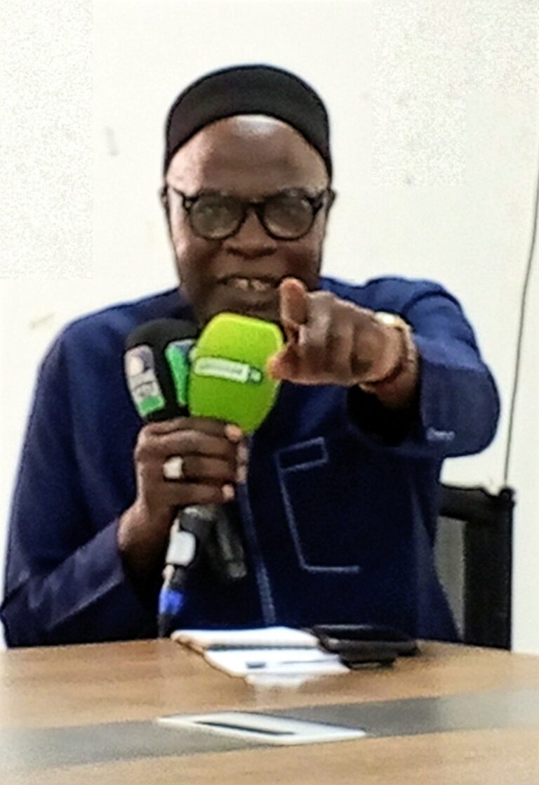 Ce mardi, je m’étais assigné une tâche à terminer dans la journée. Ainsi, j’avais juré de ne pas me rendre sur le net. Mais quelle surprise : Quelle désolation quand Papa Samba Badji, absent du Sénégal, m’envoie ce message : « Waly, tu es au courant du décès de ton ami Baytir ? » Coup de massue ! J’ai connu Baytir Kâ en période de Covid, au Salon du Livre de Dakar. Feu Caster Camara qui me l’avait présenté aimait dire : ‘’Ton ami Baytir’’. Ceux qui me connaissent savent que je me fais plus d’ennemis que d’amis, à cause peut-être de mon intransigeance ou disons-le, de mon sale caractère. Pour me compter dans son cercle affectueux, il faut être comme Caster, Baytir … Ce dernier, on aimait discuter de tout ; de nos idées, de nos lectures, du temps qui passe, de la politique… Nous n’étions pas d’accord sur tout, mais le socle commun qui nous unissait reposait sur des valeurs religieuses et sociales communes. L’homme était à la fois un Afriicain authentique et un grand religieux. J’appréciais en lui ses connaissances profondes en matière de sciences humaines, sa discrétion connue de tous, son humilité légendaire, sa remarquable urbanité et ses grandes facilités dans les relations humaines. Vous ai-je parlé de son désintéressement ? J’ai rarement vu quelqu’un de si distant par rapport aux biens terrestres. Il avait une pudeur touchante vis-à-vis de l’argent. Depuis cinq ans il est membre du Comité de Lecture-Correction de SEGUIMA qu’il présidait en même temps qu’il était le Président du jury de nos concours littéraires, depuis le départ de Caster. Je jure que parler d’argent avec Baytir, c’était toujours délicat, pesant et très pénible. Ça le gênait, parce qu’il ne travaillait pas pour cela. O Baytir ! Tu t’en vas ? Avec ton départ, je perds un ami, et SEGUIMA perd un précieux collaborateur. Allah ! Dieu de Moise, de Jésus et de Muhammad (PSL), nous voici soumis et repentants face à Ta grandeur. Nous voici à genoux qui implorons Ton pardon pour notre ami Baytir Kâ. Nous supplions Ta clémence pour que Ta miséricorde lui soit accordée. Que par Ta grâce, nous le trouvions au paradis quand notre heure sera venue, qu’elle soit proche ou lointaine. A Dieu Baytir. Mbegaan Koddu https://seguima-vision.com/dedicace-a-malika-avec-editions-comete/ PS : L’image d’illustration est une photo de lui que j’ai prise avec mon téléphone au moment où il me présentait à ses proches lors d’une cérémonie de dédicace à Malika. Sa maison d’édition, LA COMMETE venait de publier deux livres. Le Président Abdoulaye Fodé Ndionne y était et j’étais accompagné par Yacine Sèye.