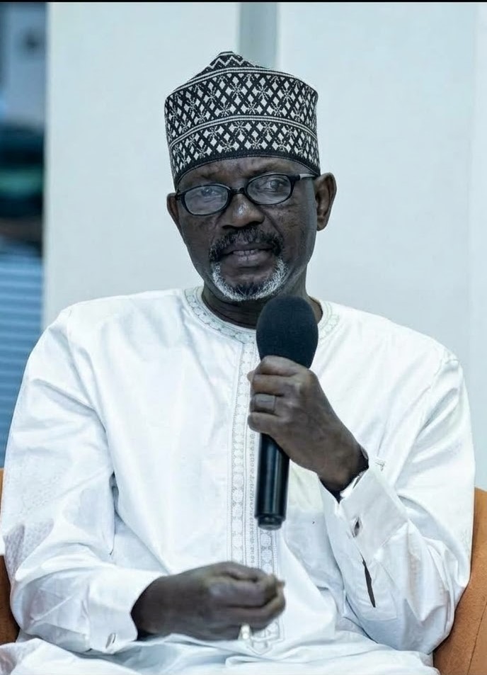 Waly Ndour, connu dans les réseaux sociaux, à travers ses chroniques, sous le pseudonyme de Mbegaan Koddu, signe ses livres avec le surnom Peh de Géo. Il vient de publier le 15 Octobre 2026, le premier ouvrage signé de son nom à l'état civil : MARIAMA BA, quel legs pour la postérité !? Il s'agit d'une œuvre très critique du roman de Mariama Bâ intitulé : Une si longue lettre. C'est son quatrième livre après Anthiou- Destin de femme (roman), La ferme de Mbegaan Koddu (recueil de contes) et Les fous de Callefour (recueil de nouvelles) Militant panafricaniste très attaché aux valeurs africaines, ses convictions transparaissent dans ses livres et ses chroniques. Il est par ailleurs le Directeur des Editions SEGUIMA qui, en plus de livres de tous genres d'auteurs africains, publie la revue panafricaine interactive : PLUMES AFRICAINES. Il est le secrétaire général de la Convention Nationale des Ecrivains et Editeurs du Sénégal (CONEES)