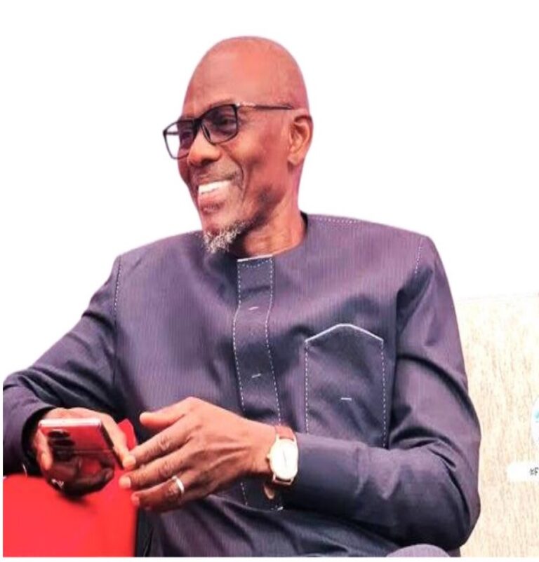 Salaam à tous. @followers Nous venons d'apprendre que Monsieur Ibrahima Lô, jusqu'ici, Directeur du Livre et de la Promotion de la Lecture est remplacé à ce poste par Madame Fama Cissé Thiam d'après le communiqué du Conseil des ministres d'hier. Monsieur Lô a été à ce poste, un pilier essentiel pour l'évolution de notre secteur d'activité. Il nous laisse une DLPL efficace, dynamique et innovante. Le comité de rédaction de PLUMES AFRICAINES a décidé de lui consacrer un dossier spécial dans le prochain numéro de la revue. Envoyez vos témoignages, souvenirs, anecdotes et autres appréciations, nous publierons avec vos propres photos au besoin. Nous souhaitons la bienvenue à la nouvelle Directrice à qui nous souhaitons une bonne réussite dans son travail pour le bien du Livre et des acteurs du Livre. Equipe SEGUIMA/CONEES/Acolitt Voir moins